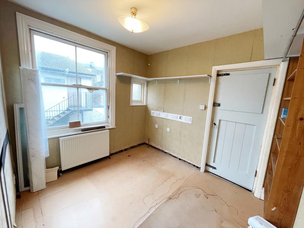 Lot: 109 - FLAT FOR IMPROVEMENT WITH FREEHOLD AND VACANT BASEMENT WITH POTENTIAL - Bedroom with access outside